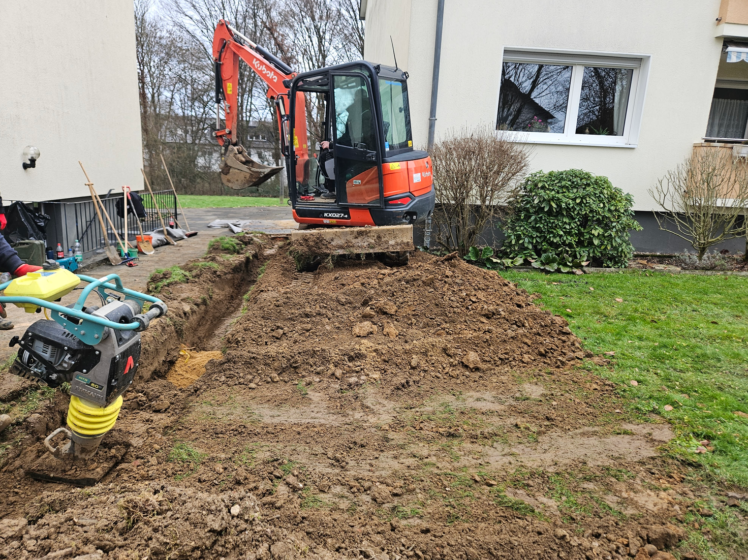 Freigelegter Leitungsgraben bei Tiefbauarbeiten von König System Bau an einem Wohngebäude