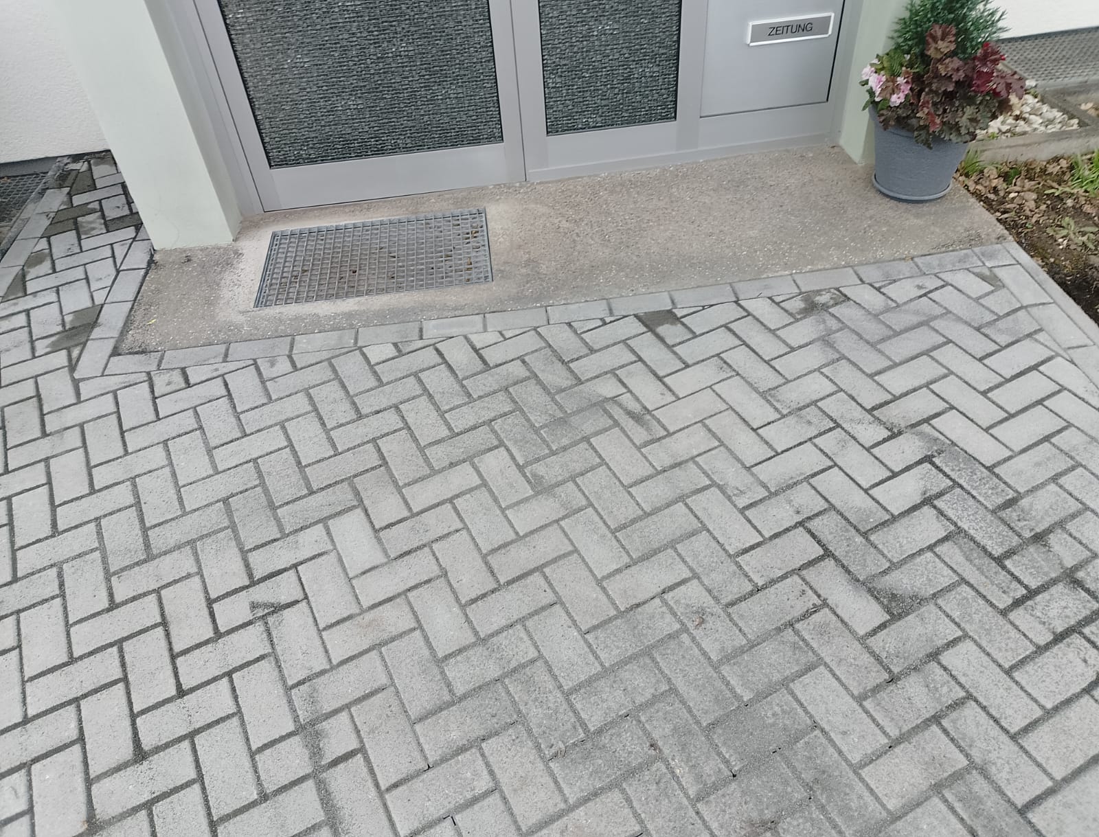 Neu gepflasterter Fußweg in Bonn