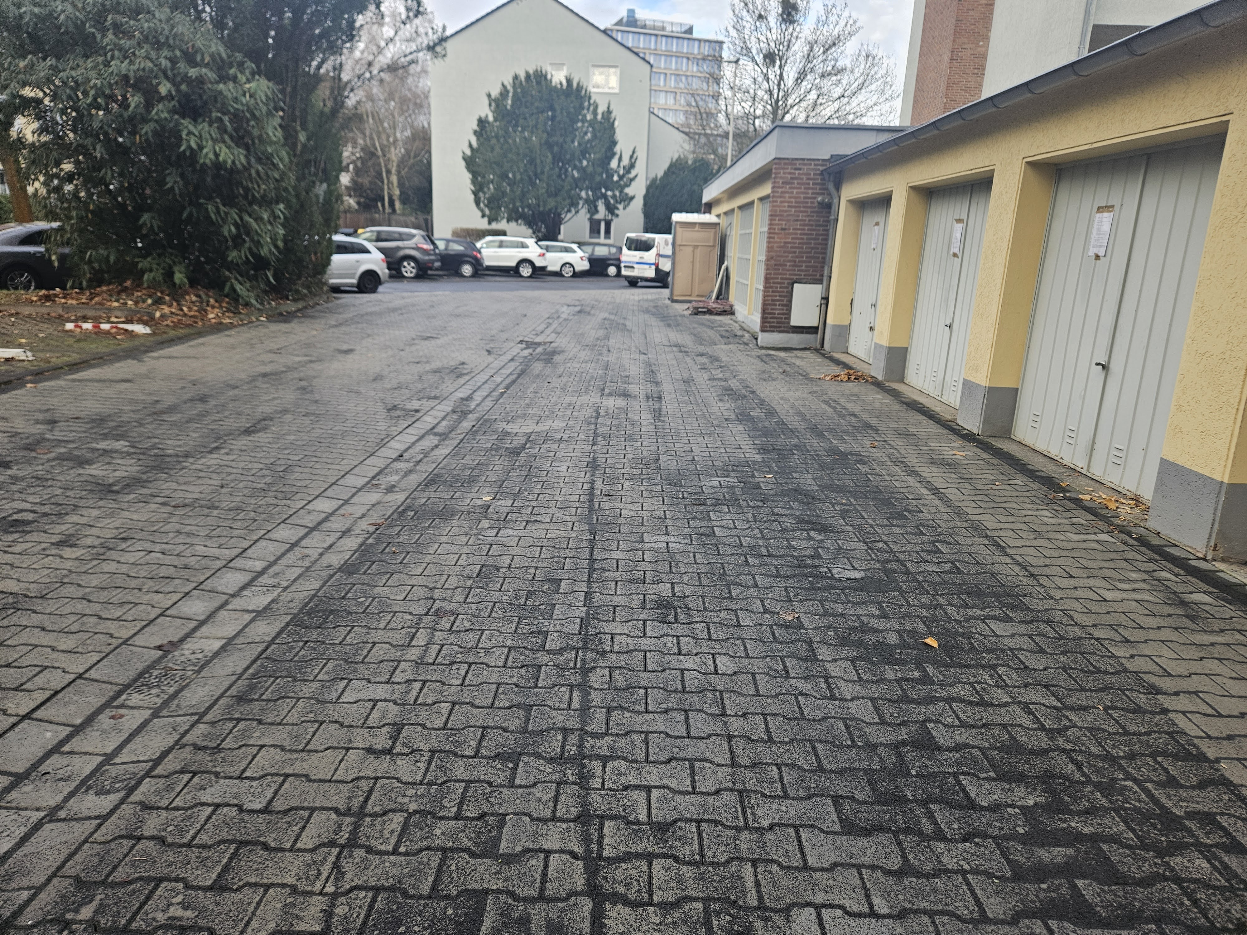 Überarbeiteter Garagenhof in Bonn